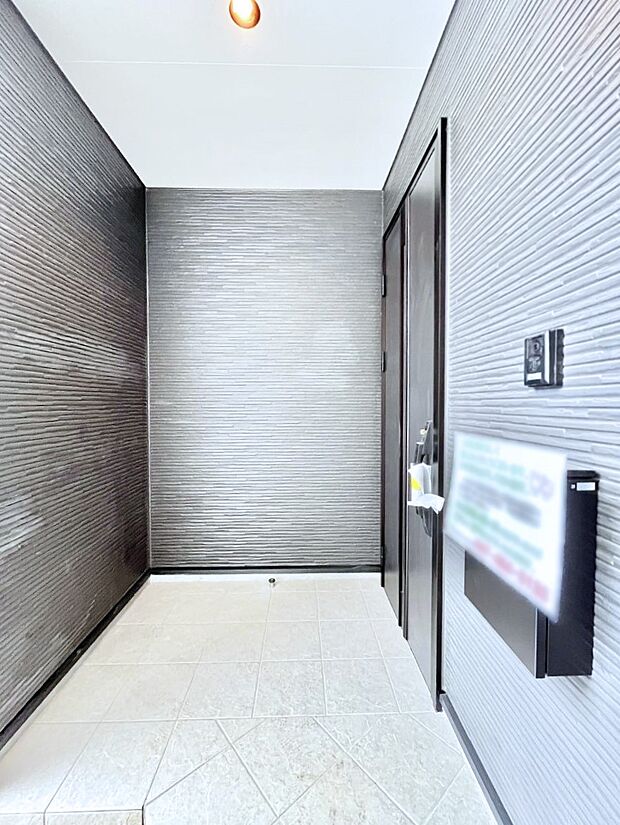 【玄関】大切な家族、来客を出迎える玄関。玄関前は屋根付きで雨が降っていても濡れにくいです。 