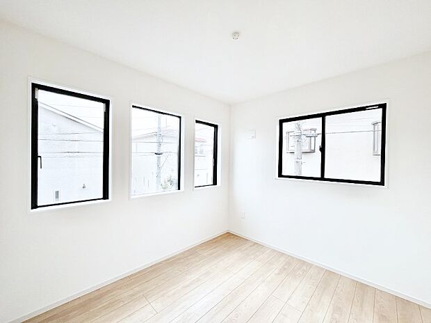 【寝室】窓からのやさしい光が心地よいプライベートルーム