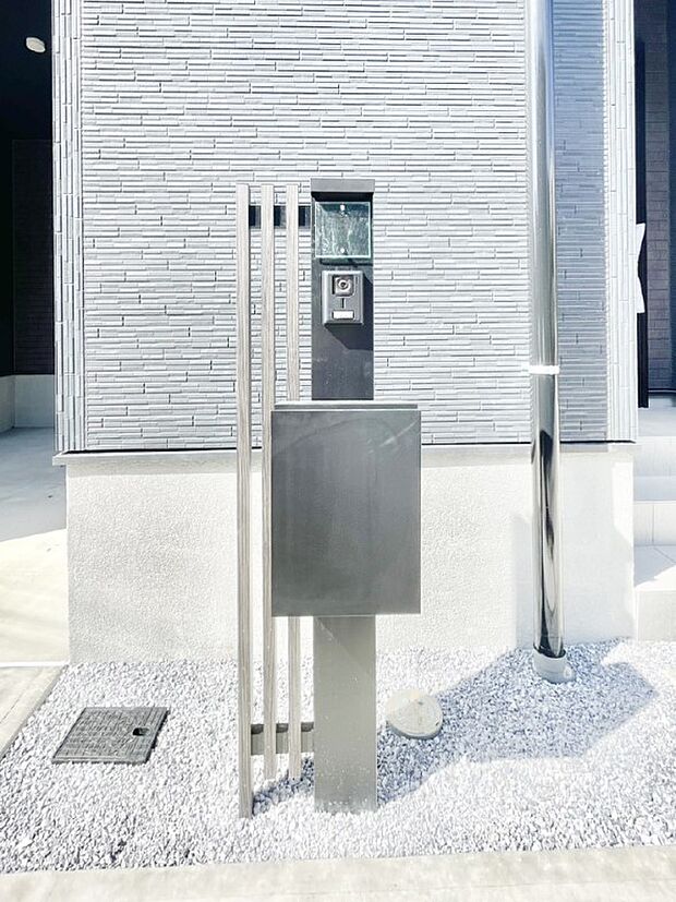 【その他現地】シンプルデザインのポスト。