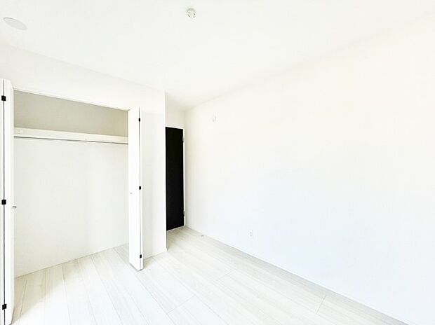 【寝室】使いやすい形でベットや家具の置き方にも困ることもありません。   