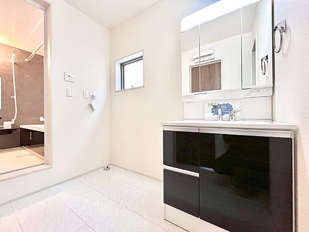 【脱衣場】清潔感のある快適空間です。毎日の身支度も気持ち良くお使い頂けます。 