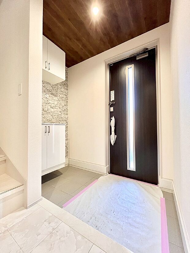 【玄関】明るい玄関はお客様をお出迎えするのにぴったりです！ 