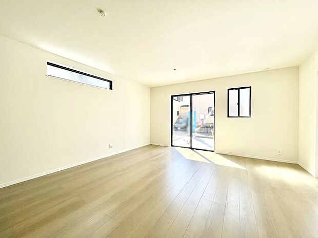 【リビングダイニング】明るい陽光が注ぎ、寛ぎの雰囲気に満たされるリビング・ダイニング。 