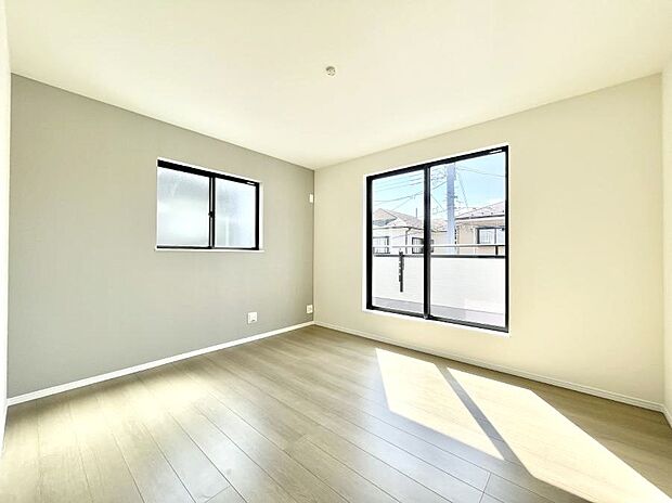 【洋室】バルコニーが開放感をプラスしてくれる洋室