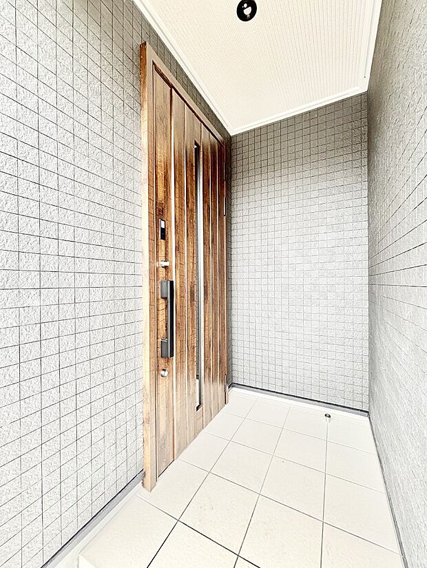 【玄関】玄関前は雨が降っても濡れにくい屋根付き