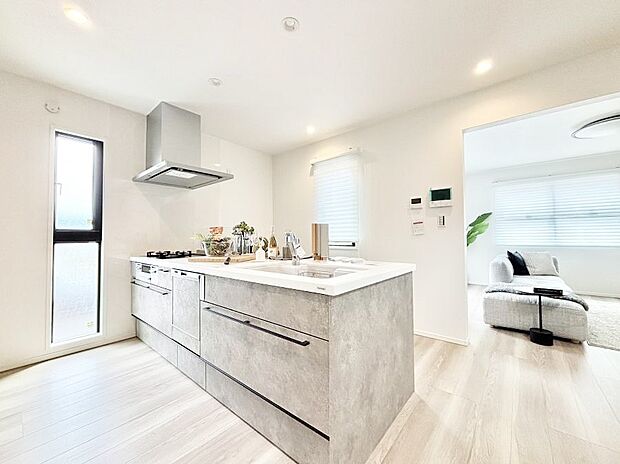 【ダイニングキッチン】料理をしながらご家族との会話を楽しめる対面カウンターキッチン