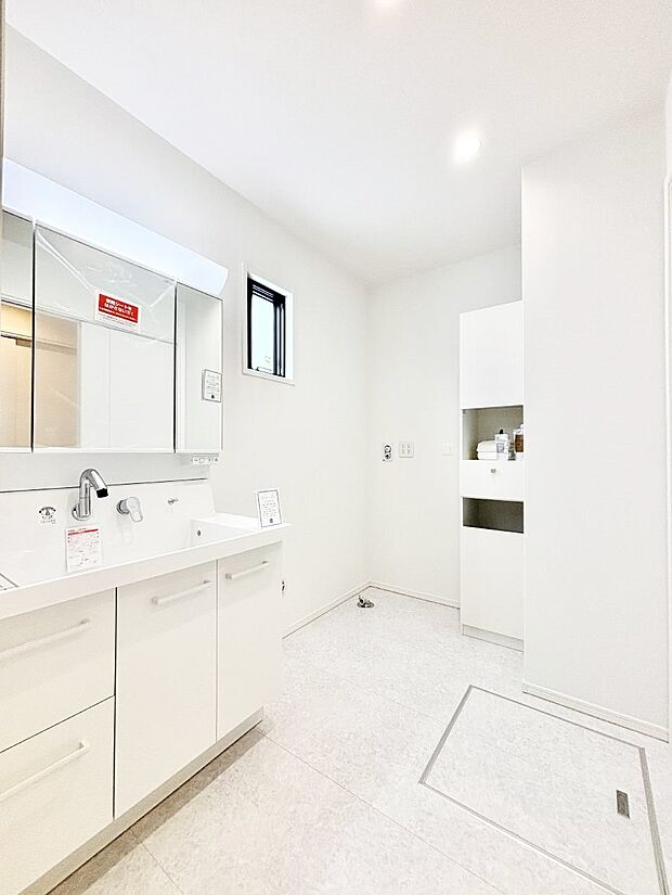 【脱衣場】清潔感ある洗面化粧室で朝の身支度も快適