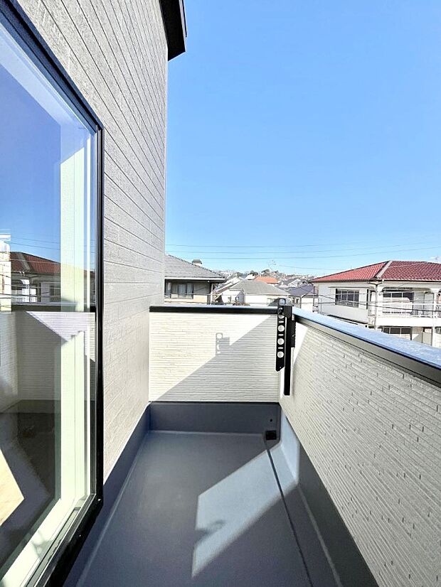 【バルコニー】暖かな陽光が降り注ぐバルコニーはお洗濯におすすめ。爽やかな風も心地よいです。