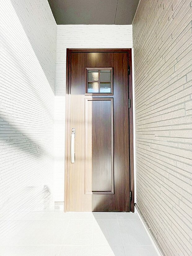 【玄関】玄関前は雨が降っても濡れにくい屋根付き