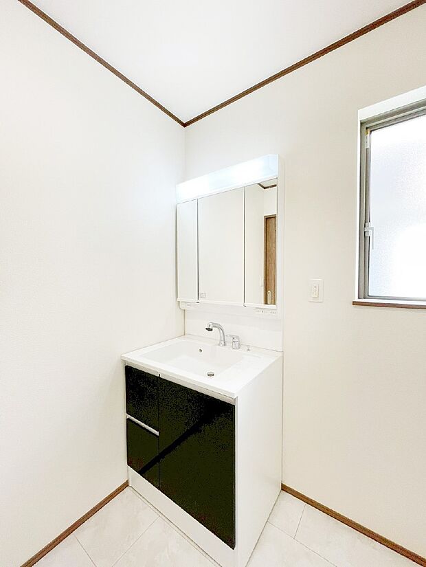【脱衣場】清潔感ある洗面化粧室で朝の身支度も快適
