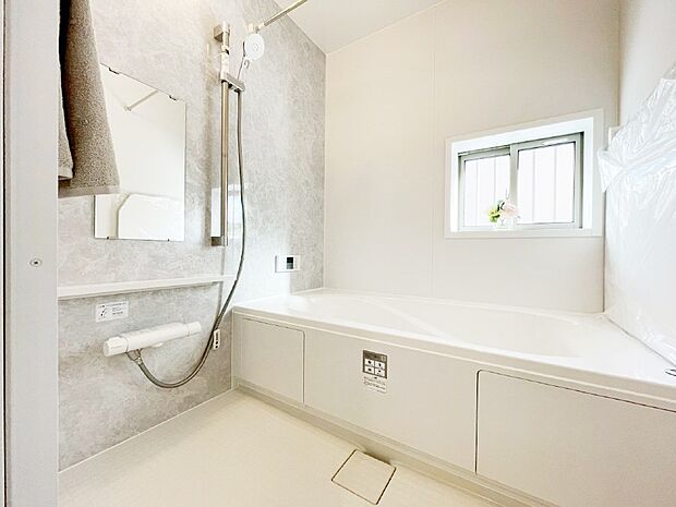 【浴室】一日の疲れを癒してくれる明るい清潔感のあるバスルーム