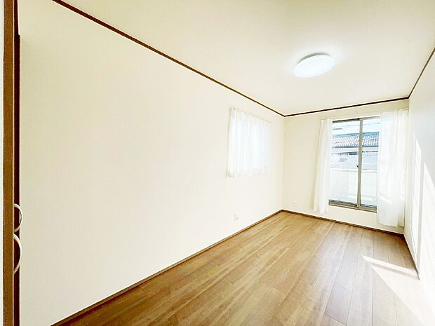 【洋室】バルコニーが開放感をプラスしてくれる洋室