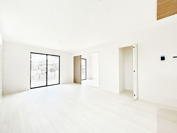 【リビングダイニング】明るい陽光が注ぎ、寛ぎの雰囲気に満たされるリビングダイニング