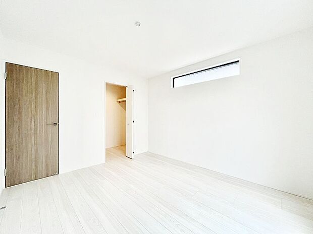 【寝室】大容量の収納力が嬉しいWIC付きのお部屋でゆったりリラックスタイムが過ごせます！