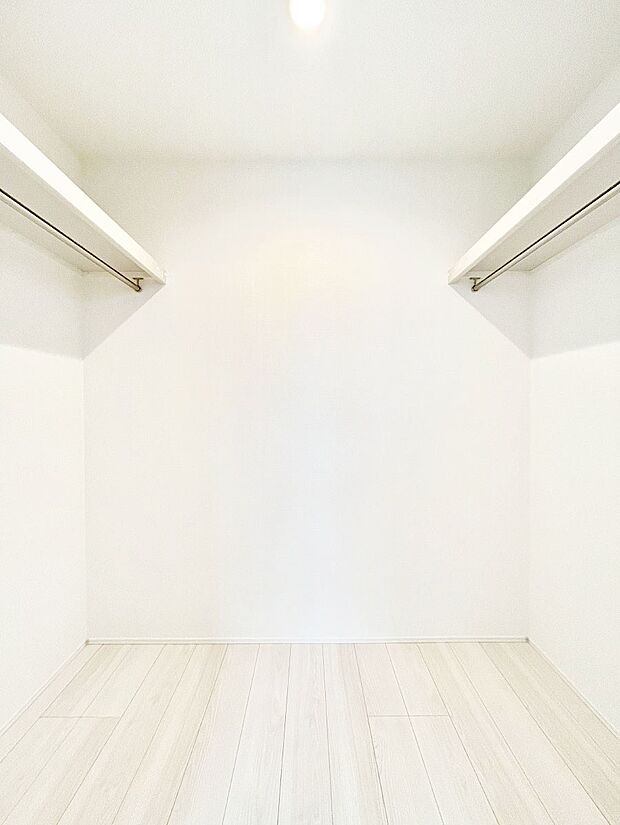 【ウォークインクローゼット】衣類をハンガーに掛けたまま収納できるWIC。衣類の整理整頓がしやすくて便利です！