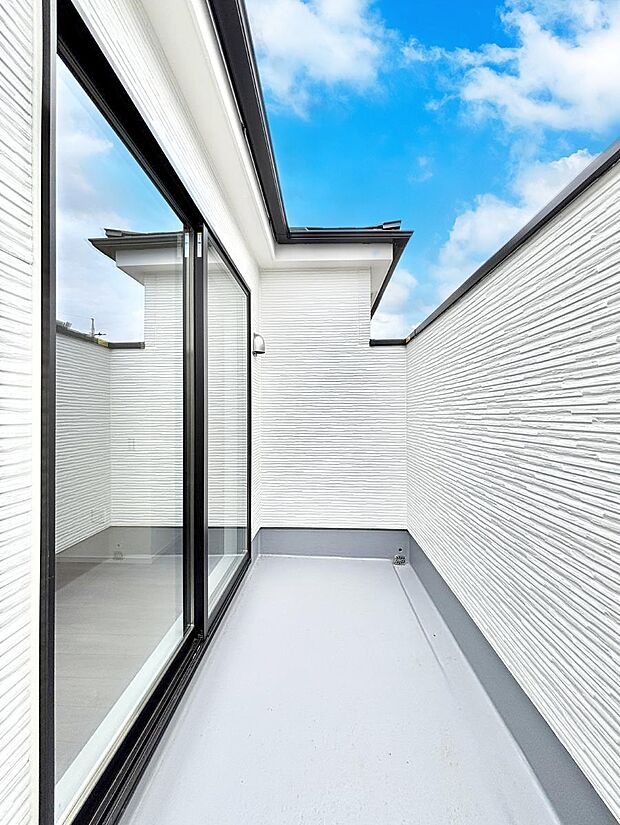 【バルコニー】暖かな陽光が降り注ぐバルコニーはお洗濯におすすめ。爽やかな風も心地よいです。 