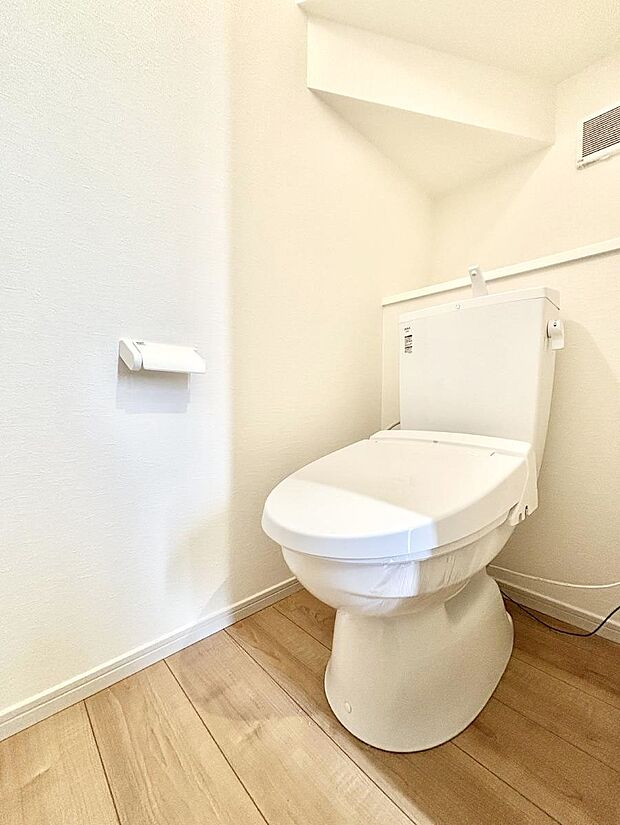 【トイレ】トイレは1階と2階それぞれに配置されていてとても便利です。 