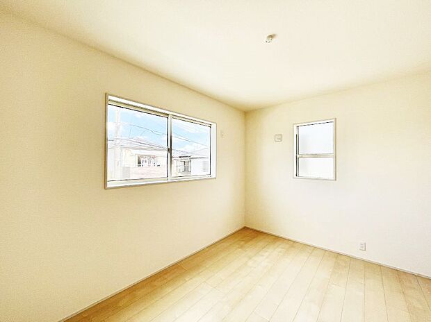 【子供部屋】窓からのやさしい光が心地よいプライベートルーム