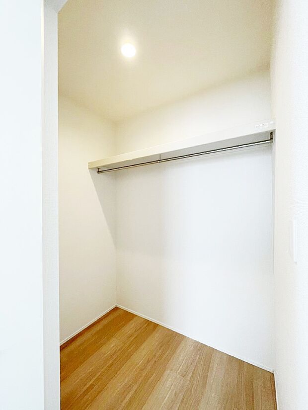 【ウォークインクローゼット】ウォークインクローゼットの活用で生活空間スッキリ