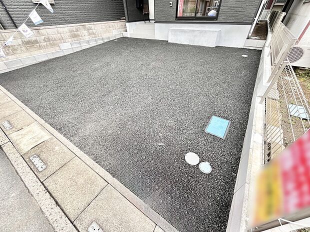 【駐車場】駐車2台可能！急なお客様の駐車に。また、ご家族の自転車スペースとしても大活躍。