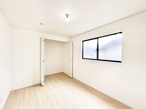 【寝室】使いやすい形でベットや家具の置き方にも困ることもありません。   