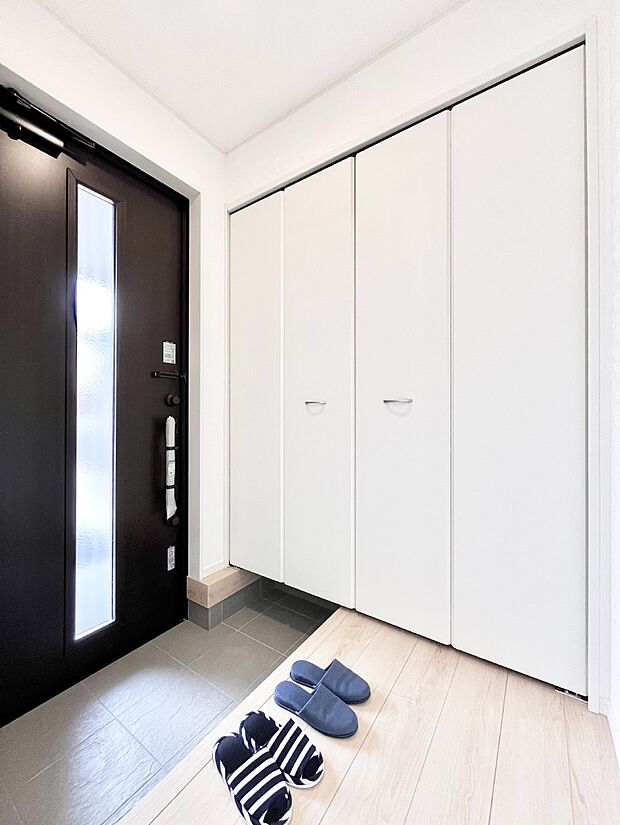 【玄関】明るい玄関はお客様をお出迎えするのにぴったりです！ 