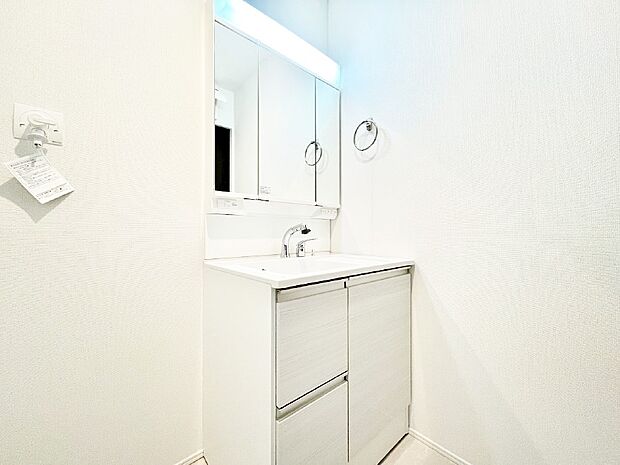 【ランドリースペース】清潔感溢れるホワイトカラーを基調としたランドリースペース