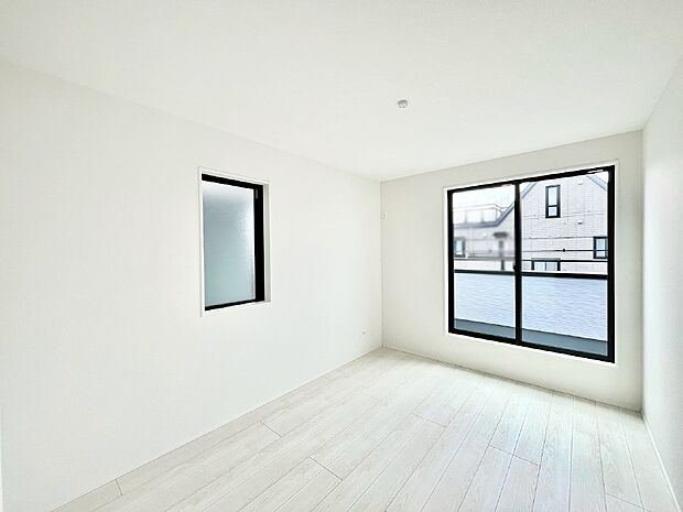 【寝室】明るいバルコニーサイドに洋室を設置。目覚めの良い寝室に。