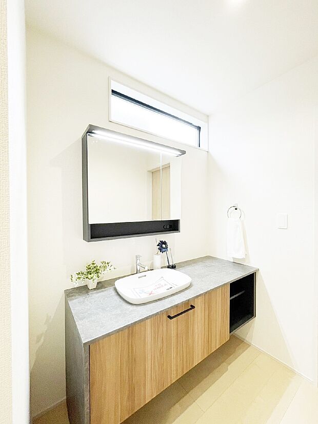 【脱衣場】清潔感ある洗面化粧室で朝の身支度も快適