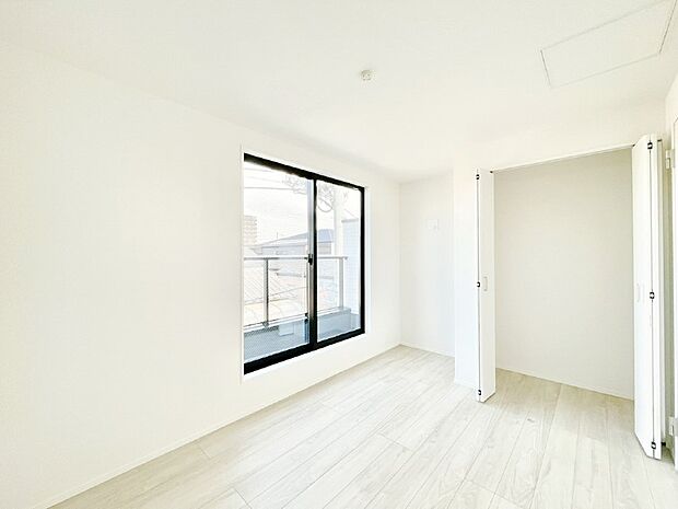 【洋室】バルコニーが開放感をプラスしてくれる洋室