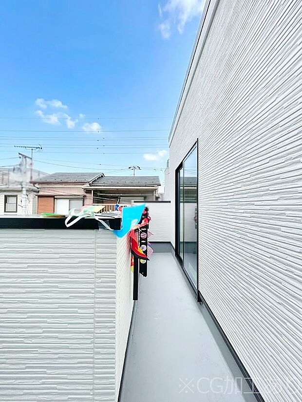 【バルコニー】ゆったりバルコニーだから沢山お洗濯ものを干せます。