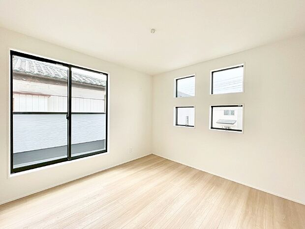 【寝室】明るいバルコニーサイドに洋室を設置。目覚めの良い寝室に。 