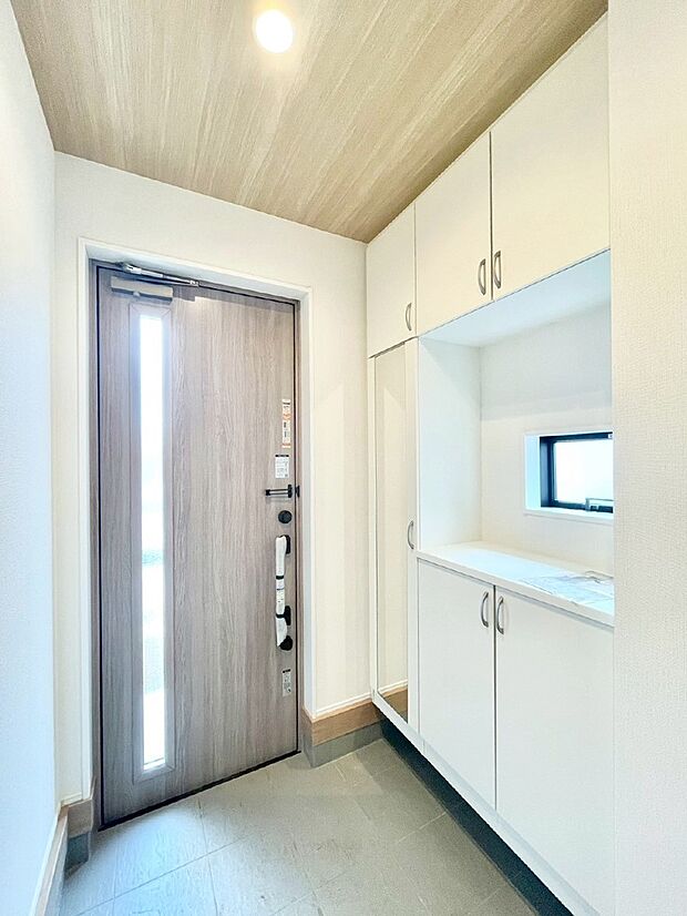 【玄関】明るい玄関はお客様をお出迎えするのにぴったりです！ 