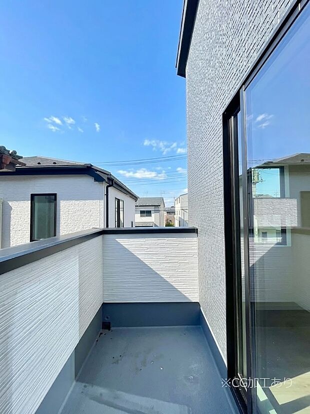 【バルコニー】ゆったりバルコニーだから沢山お洗濯ものを干せます。