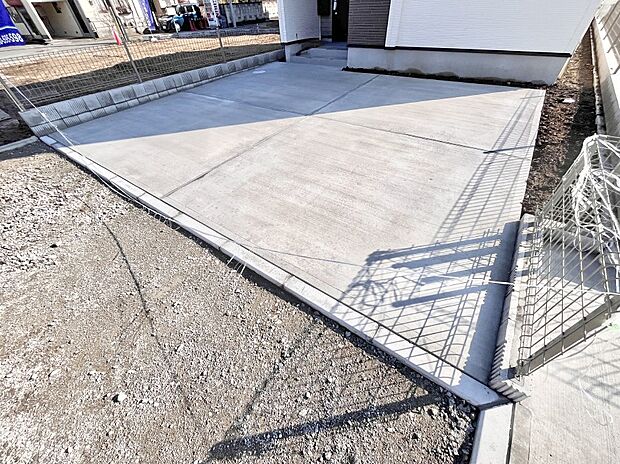 【駐車場】駐車2台可能！急なお客様の駐車に。また、ご家族の自転車スペースとしても大活躍。