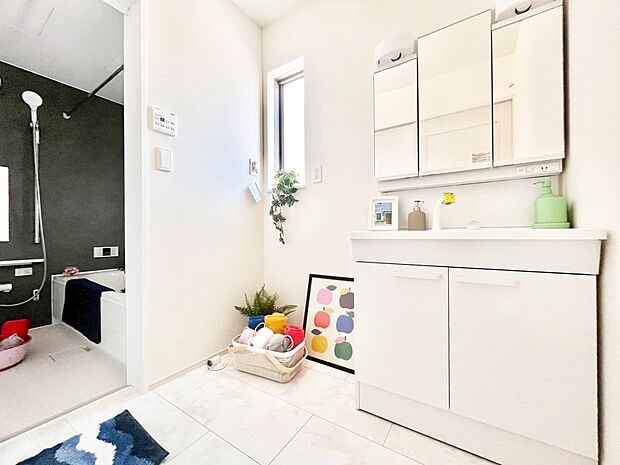 【洗面台・洗面所】清潔感のある快適空間です。毎日の身支度も気持ち良くお使い頂けます。 