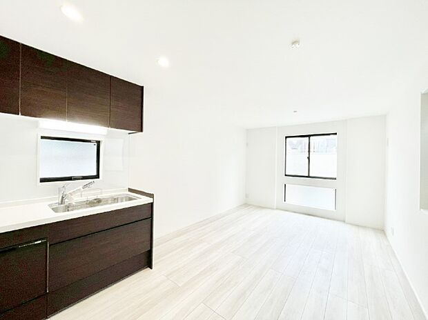 【リビングダイニング】明るい陽光が注ぎ、寛ぎの雰囲気に満たされるリビングダイニング