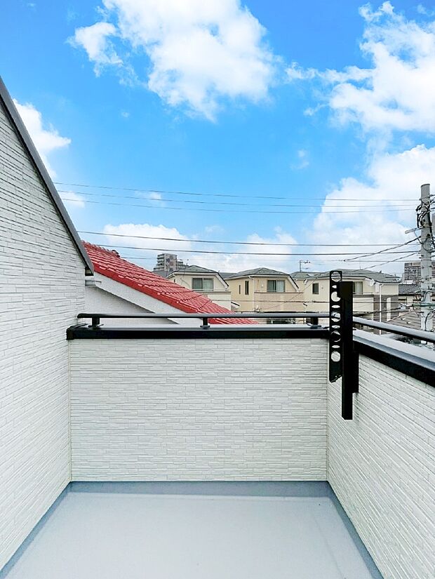 【バルコニー】暖かな陽光が降り注ぐバルコニーはお洗濯におすすめ。爽やかな風も心地よいです。