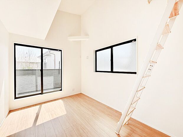 【洋室】お部屋を有効活用できるロフト付きの洋室！スッキリとした空間で過ごせます。
