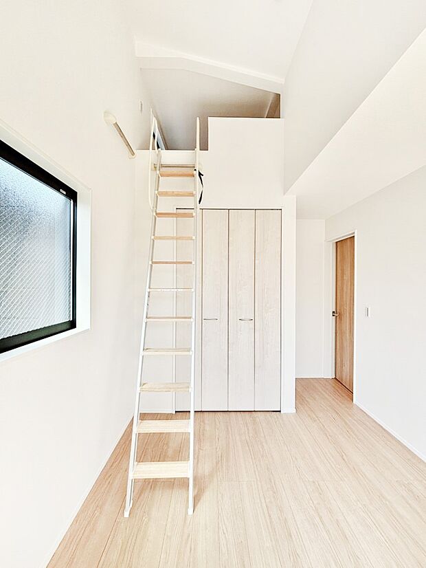 【収納】子供部屋を有効活用できるロフト付き。季節品などスッキリ片付けられます！