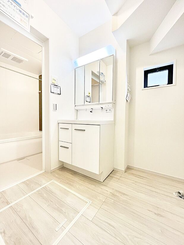 【脱衣場】身支度もスムーズにおこなえる脱衣場。