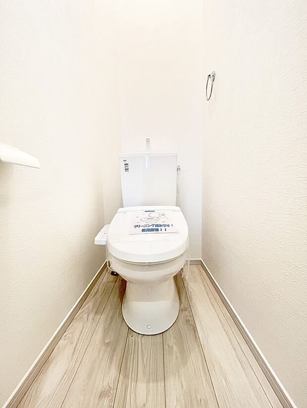 【トイレ】明るく清潔感のあるトイレです。