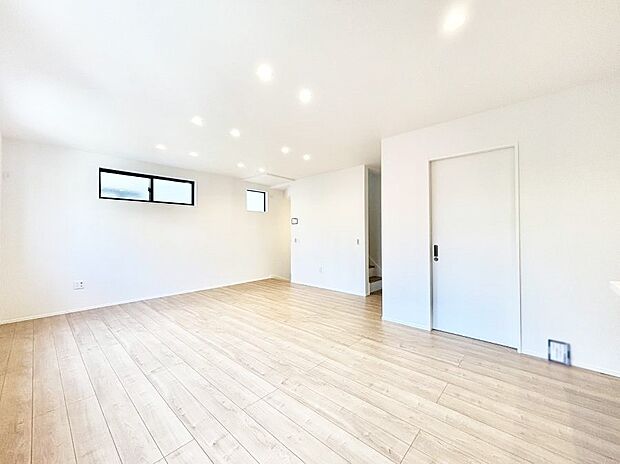 【ダイニング】明るい陽光が注ぎ、寛ぎの雰囲気に満たされるダイニング。