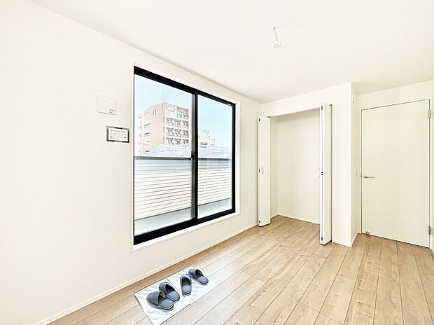 【洋室】バルコニーが開放感をプラスしてくれる洋室