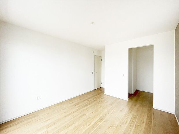 【洋室】ウォークインクローゼットがあるお部屋!季節ごとの入れ替えも不要で便利です。