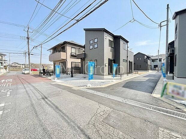 【前面道路含む現地写真】角地なので日当たりも良く、お家が堂々として見えます。