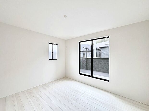 【洋室】明るいバルコニーサイドに洋室を設置。目覚めの良い寝室に。