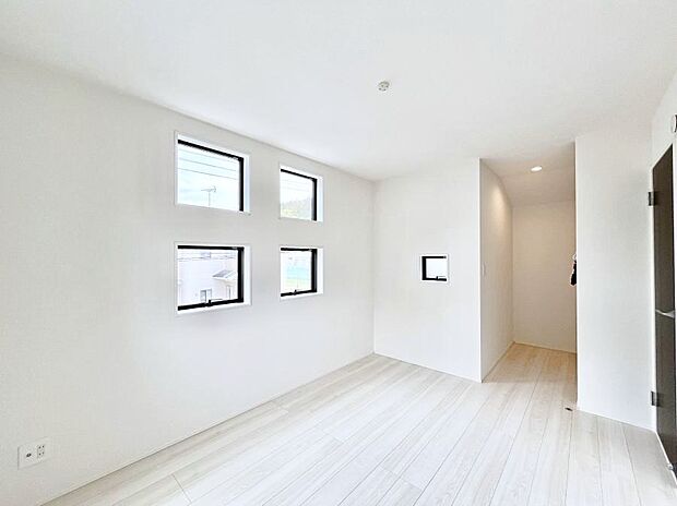 【寝室】ウォークインクローゼットがあるお部屋。季節ごとの入れ替えも不要で便利です!