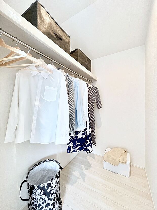 【ウォークインクローゼット】衣類をハンガーに掛けたまま収納できるWIC。衣類の整理整頓がしやすくて便利です!