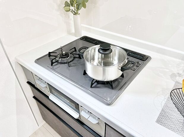 【Siセンサーコンロ】ガスコンロはSiセンサー搭載。火力調節や焦げ付き・消し忘れも防いでくれます。